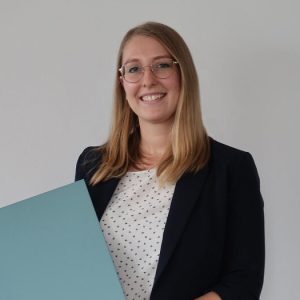 Luisa Semmel mit einer blauen Mappe