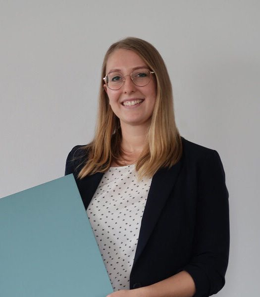 Luisa Semmel mit einer blauen Mappe