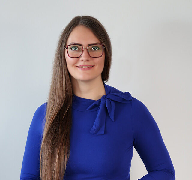 Anja Mertens mit einem blauen Kleid