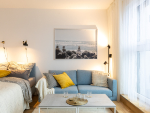 Blaues Sofa mit einem Bett neben an