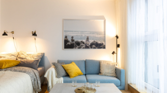 Blaues Sofa mit einem Bett neben an