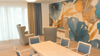 Wohnzimmer mit Stühlen und einem Tisch