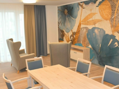 Wohnzimmer mit Stühlen und einem Tisch