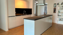 Weiße Küche mit Waschbecken