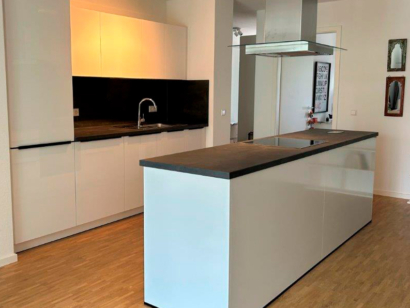 Weiße Küche mit Waschbecken