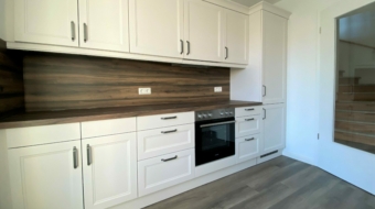 Weiße Küche mit Ofen im Elmshorn