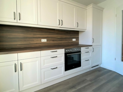 Weiße Küche mit Ofen im Elmshorn