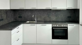 Weiße Küche mit Ofen