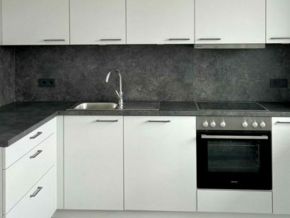 Weiße Küche mit Ofen