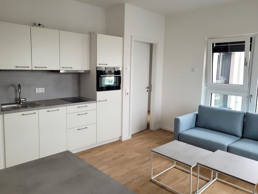 Weiße Küche mit Ofen und Küchenspüle – Berlin-Marzahn – Allee der Kosmonauten