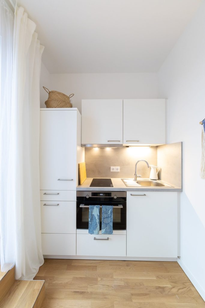 Weiße Küche mit Ofen – Berlin-Marzahn – Allee der Kosmonauten