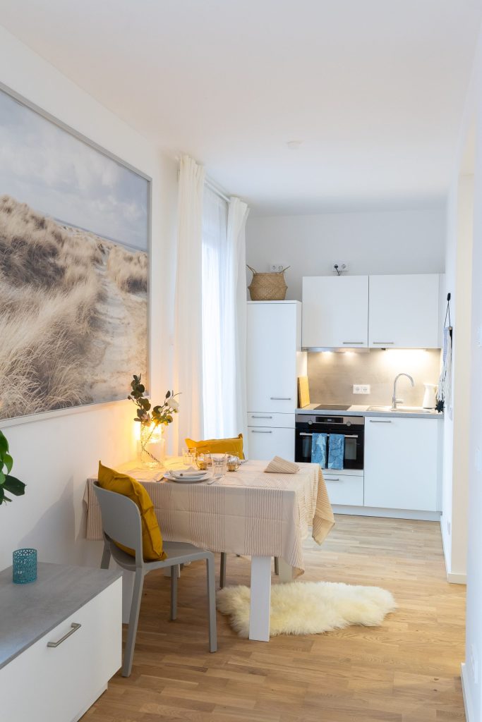 Apartment mit weißer Küche und Essplatz – Berlin-Marzahn – Allee der Kosmonauten