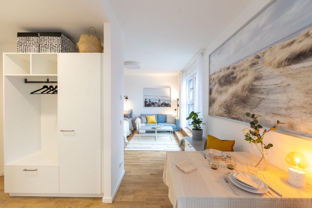 Einbauschrank neben dem Ess- und Wohnbereich – Berlin-Marzahn – Allee der Kosmonauten