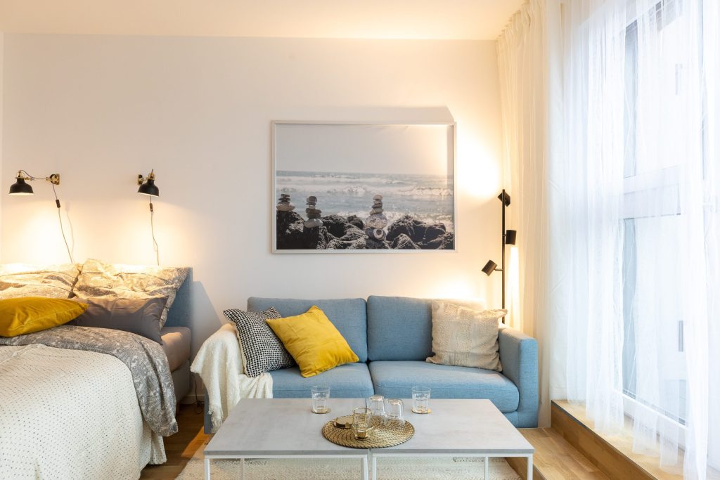 Blaues Sofa neben dem Schlafbereich – Berlin-Marzahn – Allee der Kosmonauten