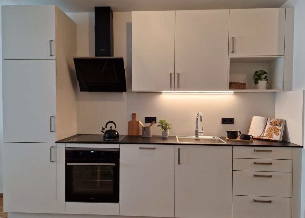 Weiße Küche mit Ofen und Herd – Dresden – Quartier Dresden-Neustadt