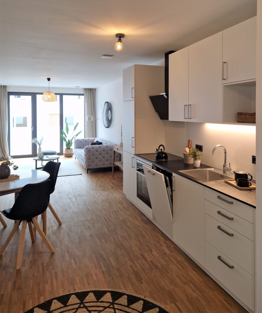 Weiße Küche mit Ofen und Herd – Dresden – Quartier Dresden-Neustadt