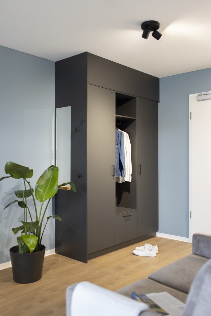 Dark built-in cabinet – Düsseldorf – Himmelgeister Höfe