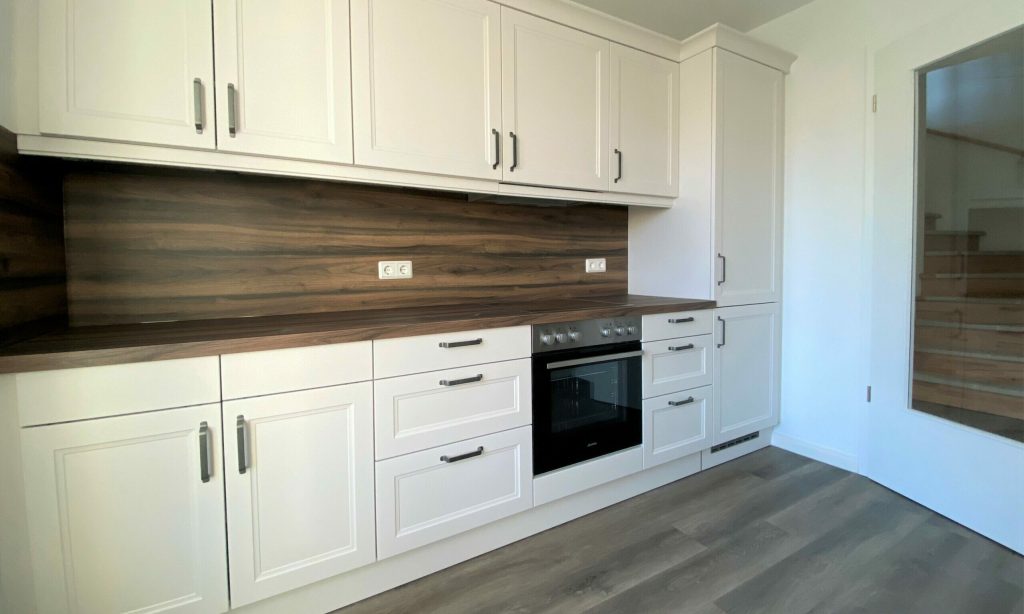 Weiße Einbauküche mit Backofen – Elmshorn – Bockholter Ring