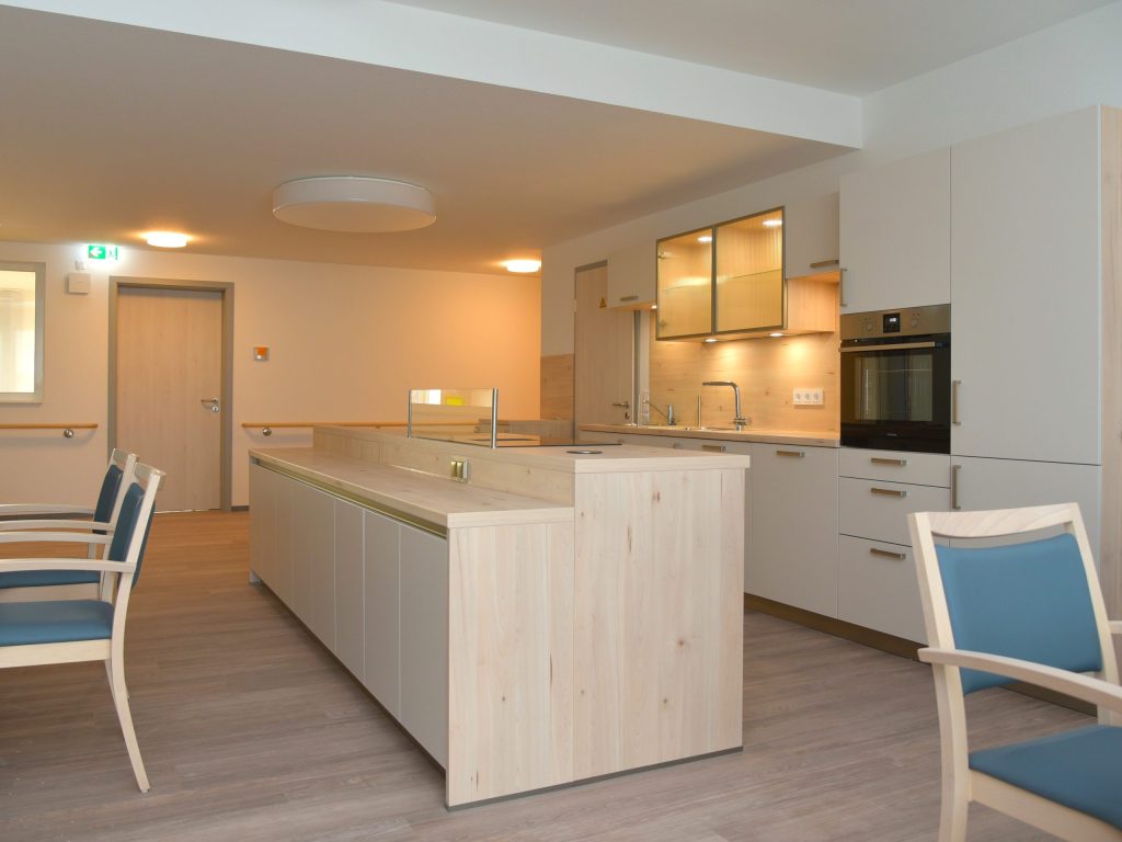 Weiße Küche mit Holzoptik – Gernsheim – Therapiezentrum Haus Rheinaue