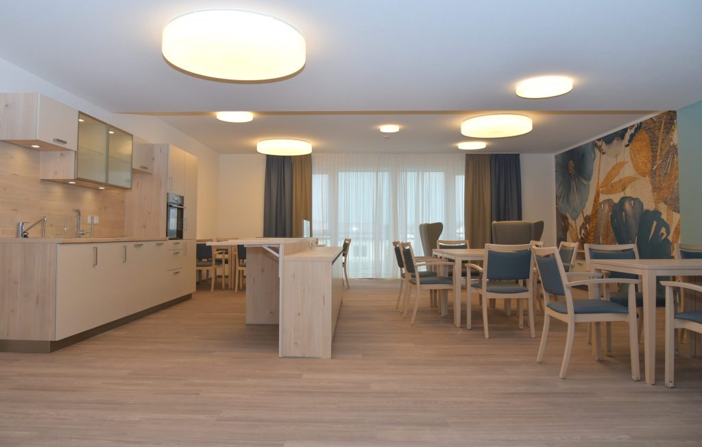 Essbereich mit offener Küche – Gernsheim – Therapiezentrum Haus Rheinaue