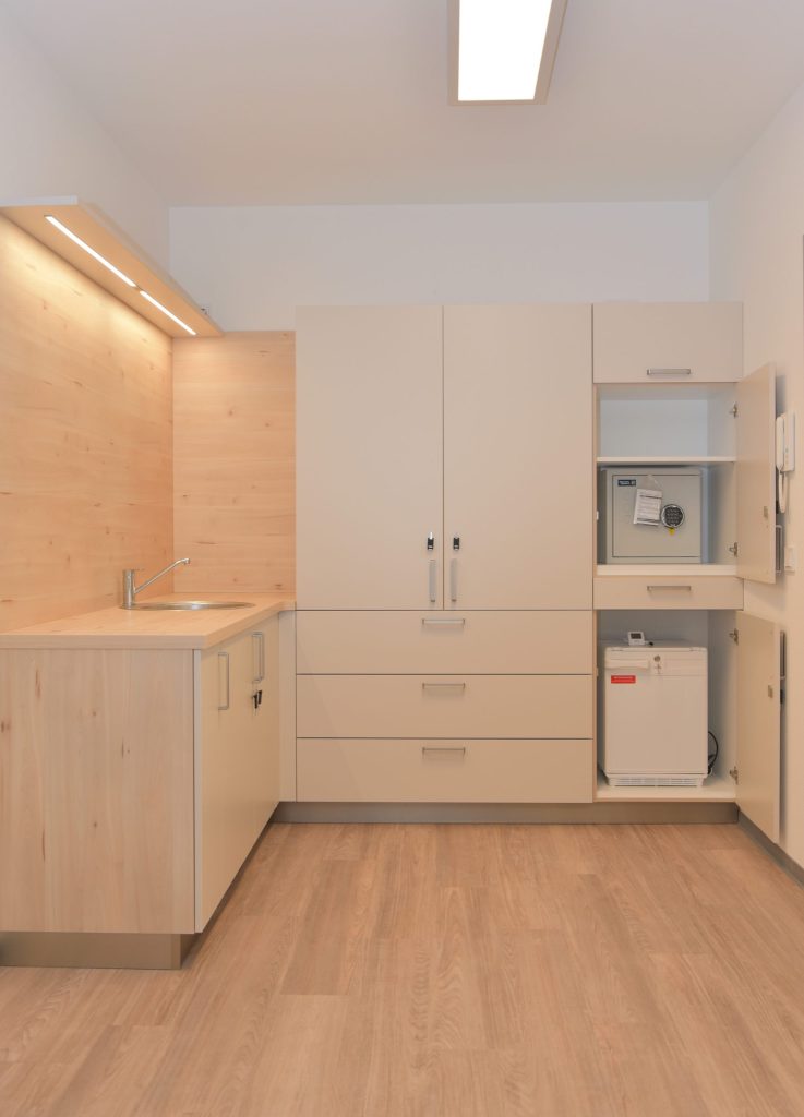 Küche mit weißen Schränken – Gernsheim – Therapiezentrum Haus Rheinaue