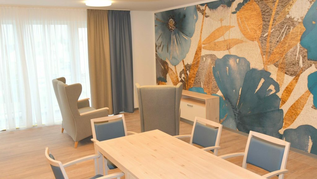 Wohnbereich mit Esstisch und Stühlen – Gernsheim – Therapiezentrum Haus Rheinaue