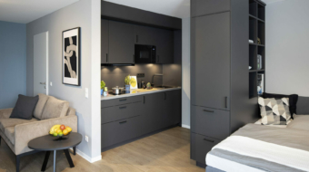 Schwarze Küche mit einem Schrank und einem Bett