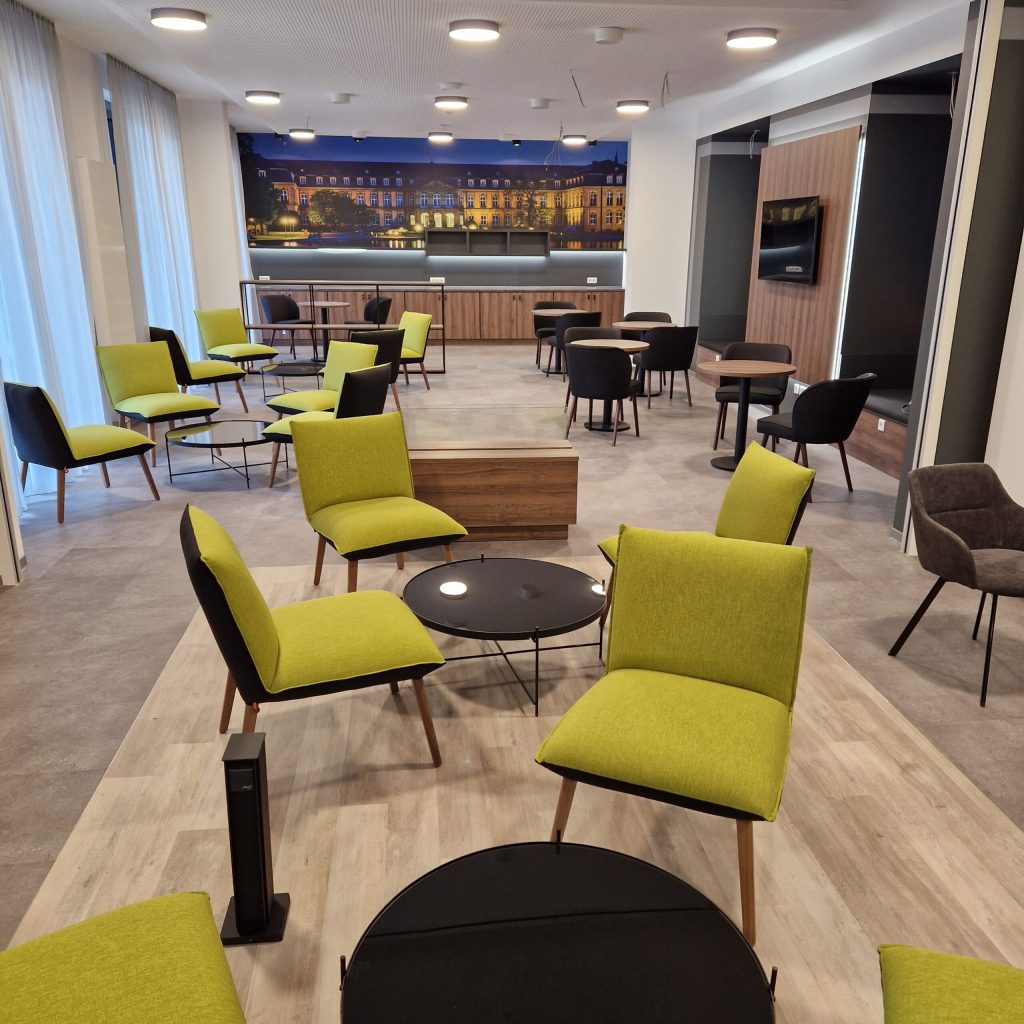 Lounge mit limettgrünen Stühlen – Stuttgart-Vaihingen – Campo Novo Aparthotel