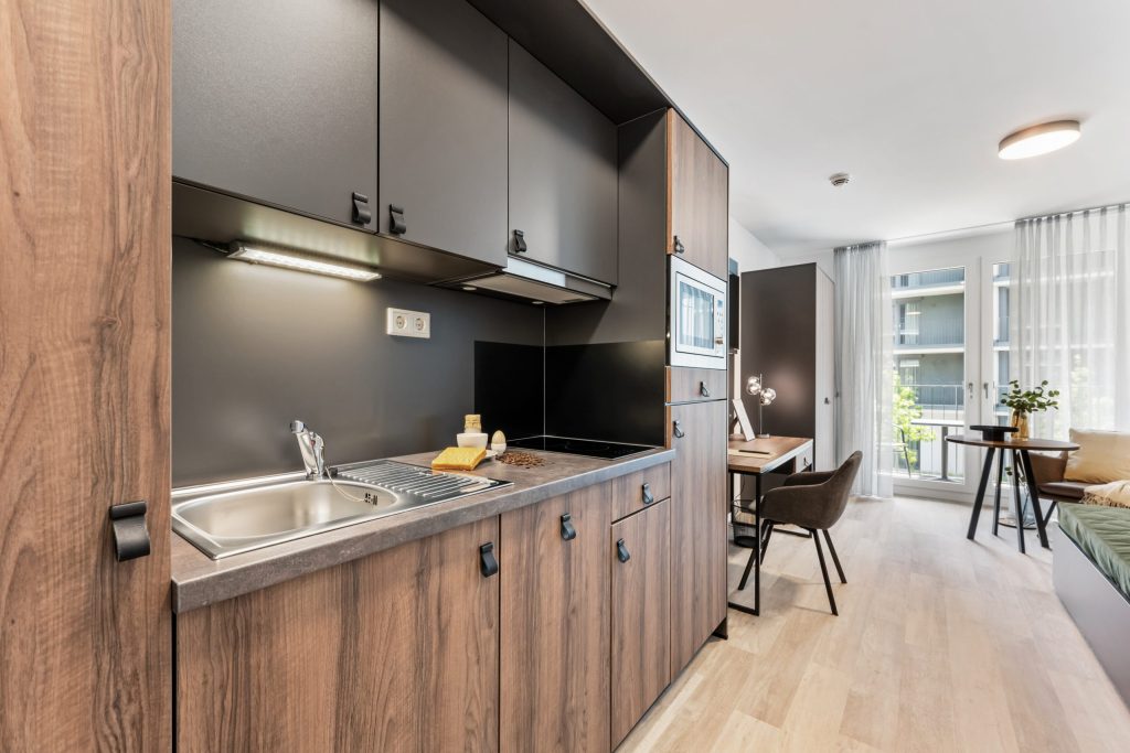 Küchenzeile mit Holzfronten und Essplatz – Stuttgart-Vaihingen – Campo Novo Aparthotel