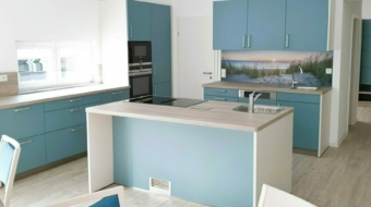 Hellblaue Küche mit Ofen Dampfgarer und Waschbecken