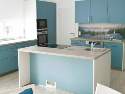 Hellblaue Küche mit Ofen Dampfgarer und Waschbecken