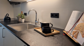 Waschbecken mit einer weißen Küche