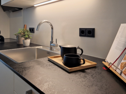 Waschbecken mit einer weißen Küche