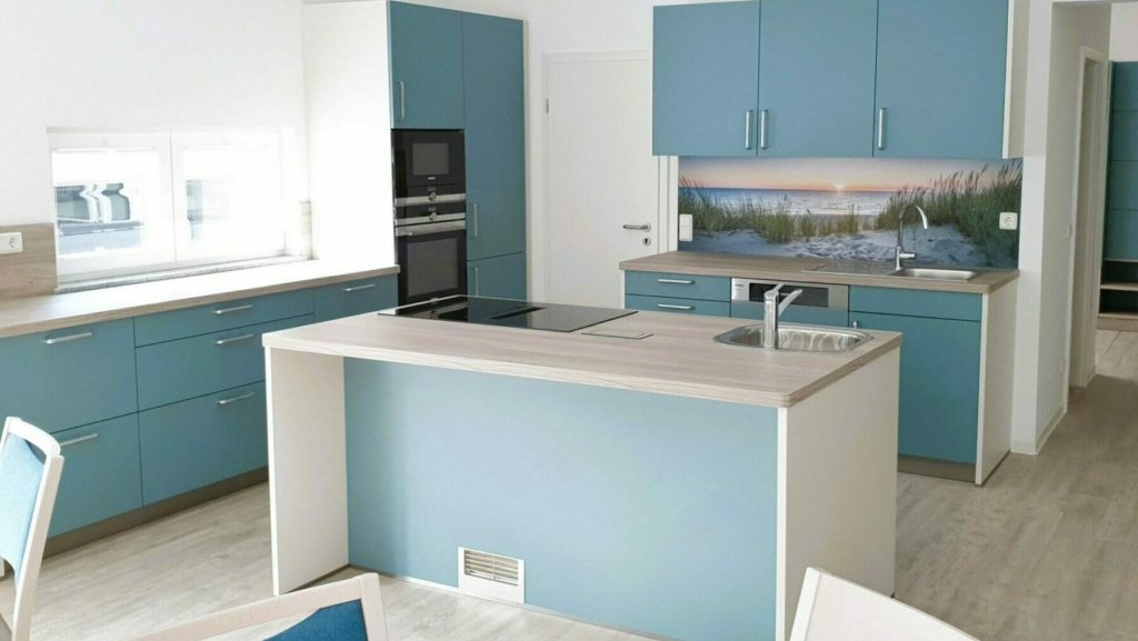 Türkise Küche mit Einbaugeräten und Kücheninsel – Bautzen – DRK-Tagespflege