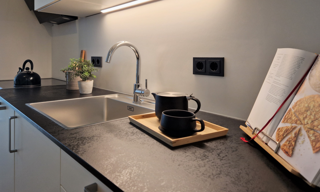 Weiße Küchenzeile mit Spüle – Dresden – Quartier Dresden-Neustadt