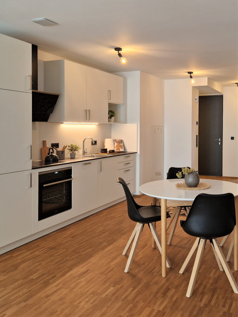 Weiße Küche mit Essplatz – Dresden – Quartier Dresden-Neustadt