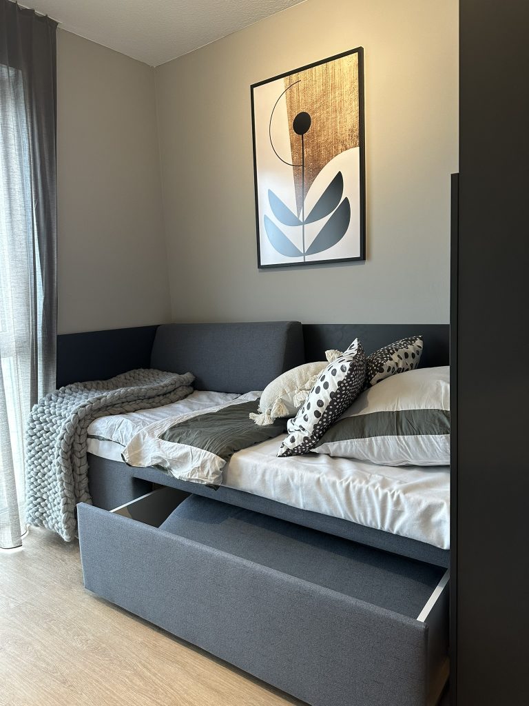 Bed with a wall picture and storage – Düsseldorf – Himmelgeister Höfe