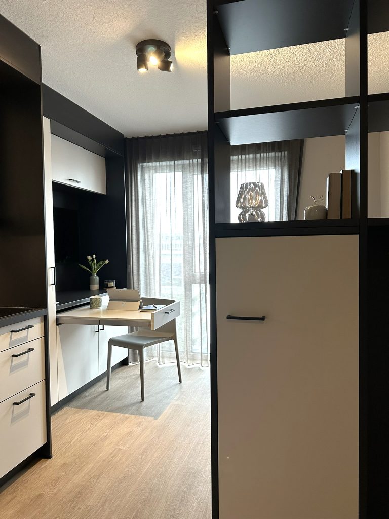Dark built-in cabinets and a television – Düsseldorf – Himmelgeister Höfe