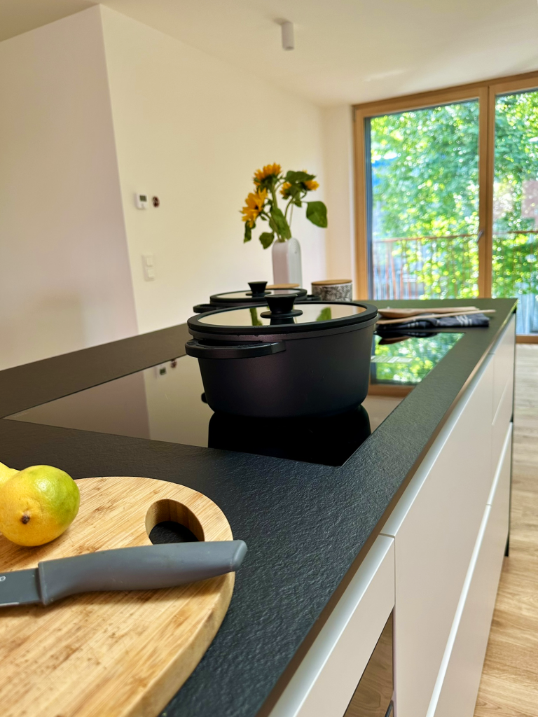 Kücheninsel mit dunkler Arbeitsplatte – Hohenems – Rathausquartier