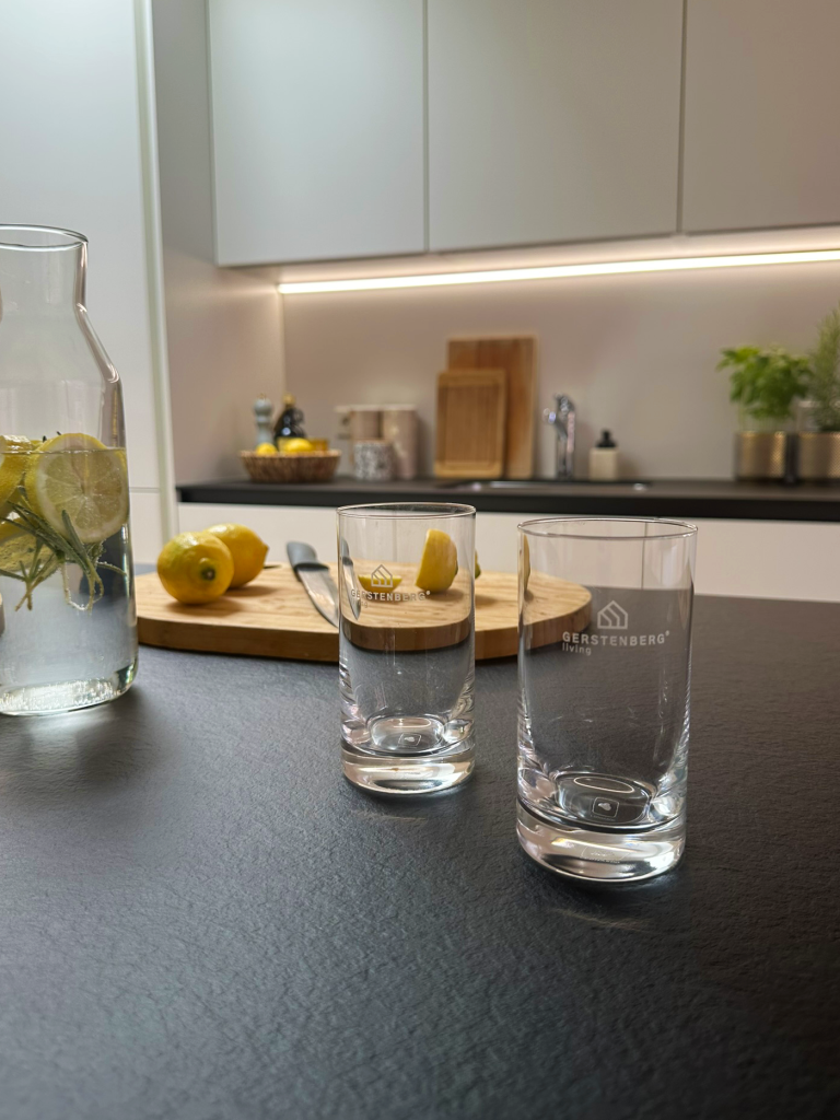Kücheninsel mit dunkler Arbeitsplatte – Hohenems – Rathausquartier