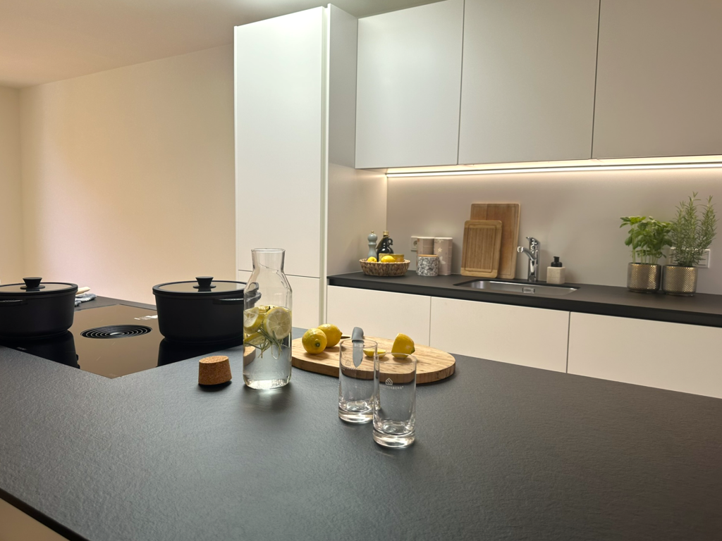 Weiße Küche mit einer Kochfeld – Hohenems – Rathausquartier