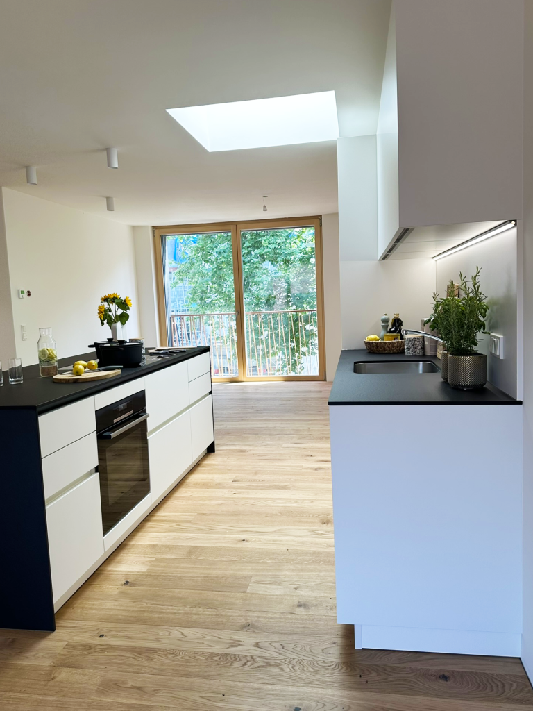 Weiße Küche mit einer Kochfeld – Hohenems – Rathausquartier