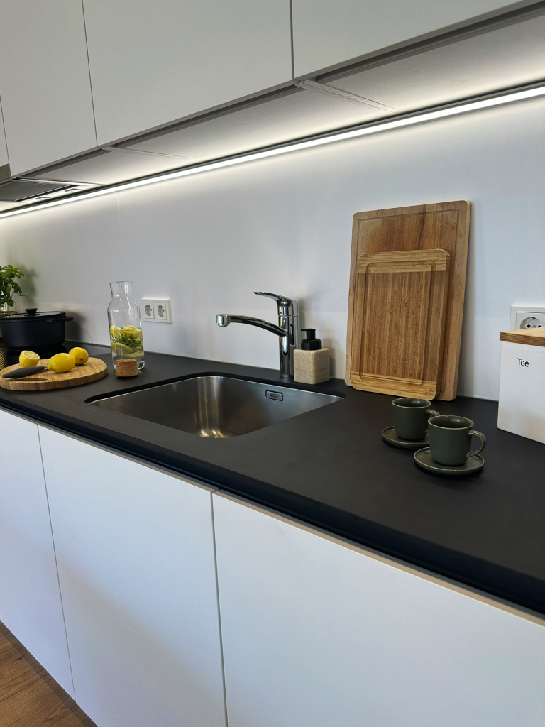 Weiße Küche mit Küchenspüle – Hohenems – Rathausquartier