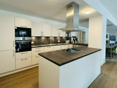 Weiße Küche mit Ofen und Dampfgarer