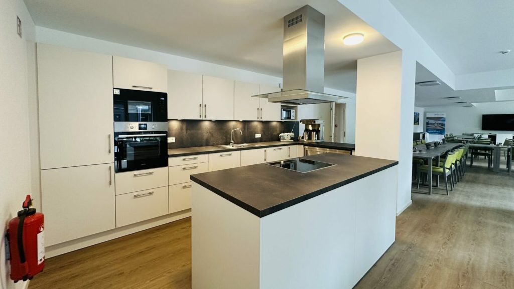 Weiße Küche mit Ofen und Dampfgarer – Leipzig – ServiceWOHNEN am Lindenauer Hafen