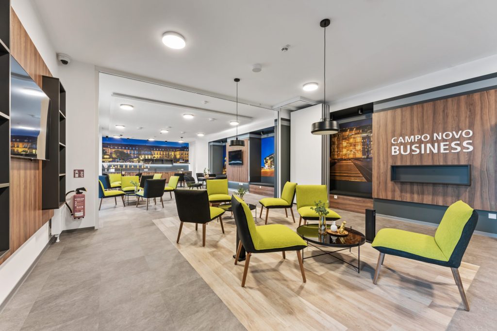Lounge mit grünen Sesseln – Stuttgart-Vaihingen – Campo Novo Aparthotel