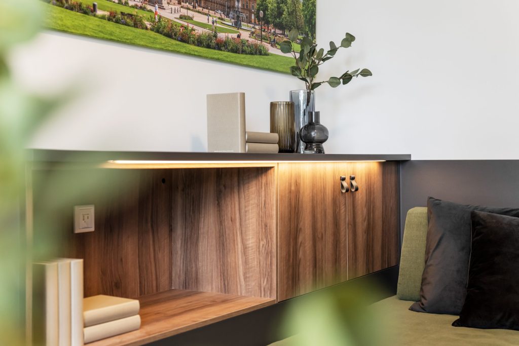 Einbauschrank mit offenen Regalen – Stuttgart-Vaihingen – Campo Novo Aparthotel