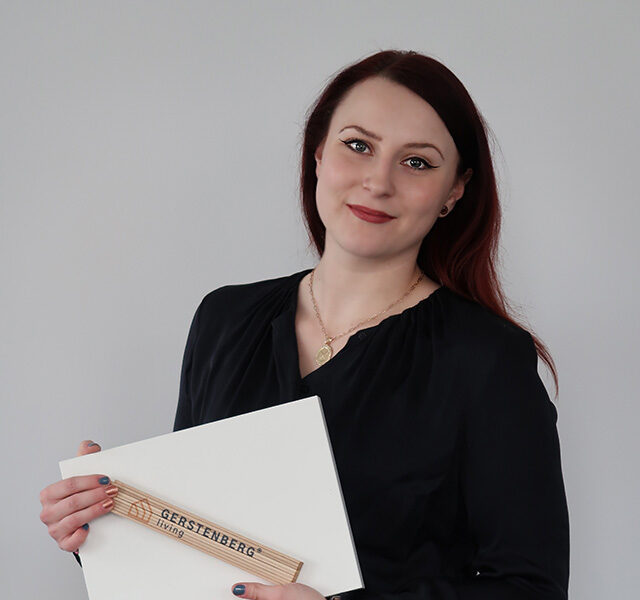 Alisa Röhmhild mit einer weißen Mappe und einem Zollstock