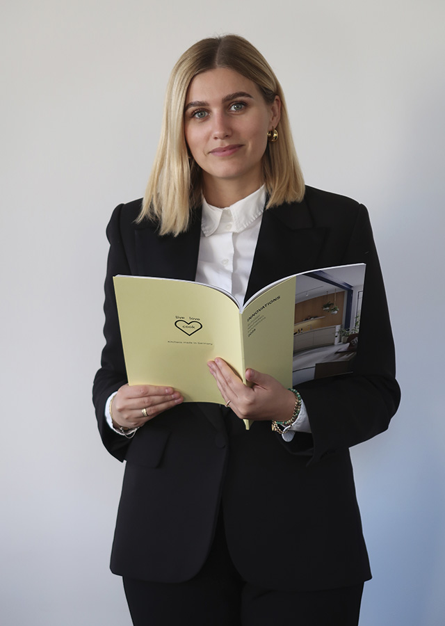 Natalia Podanowska mit einem gelben Heft
