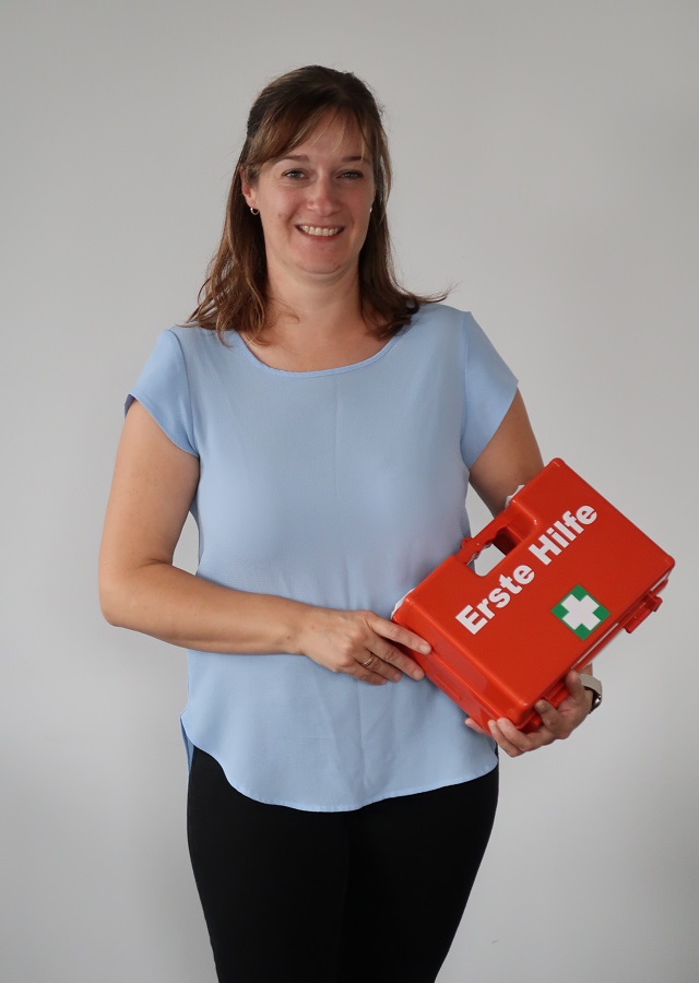 Yvonne Pöschmann mit einem erste Hilfe Kasten